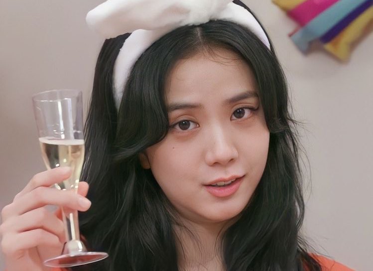 BPINKLATINO's tweet photo. Feliz cumpleaños a la estrella más brillante de personalidad impredecible,pero que también es humilde,cariñosa y que siempre quiere trabajar duro para mostrar lo mejor de si misma. Nunca cambies Kim Jisoo. 

#첫눈처럼_다가온_지수의_생일을_축하해
#OurPrideJISOOday @BLACKPINK https://t.co/JmnFejBd8u