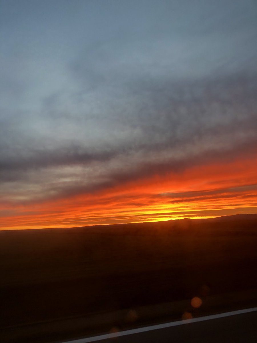 _neeeer's tweet photo. hoy he visto un amanecer precioso🥺 https://t.co/ZTmD5gvT4A