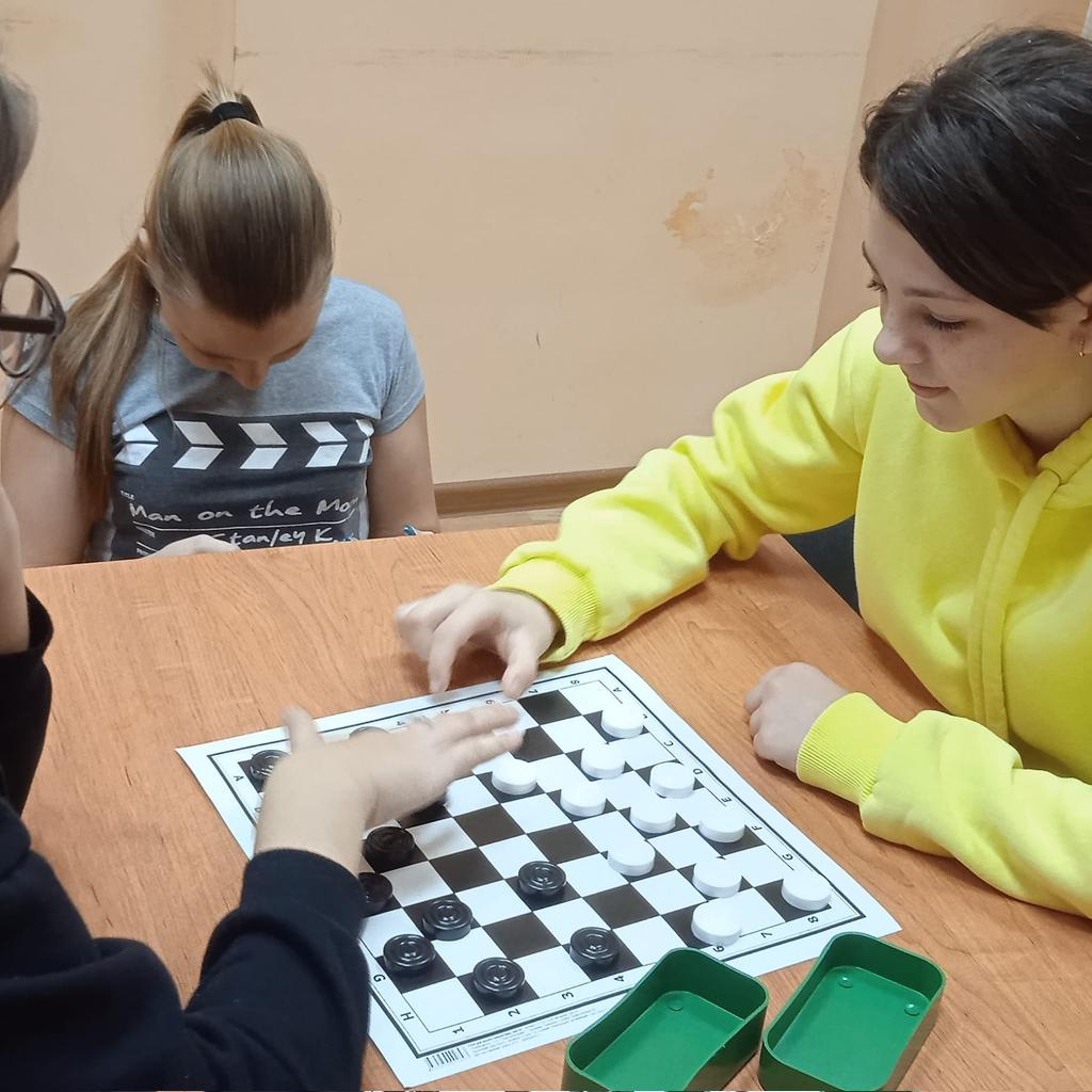 Здравствуйте дорогие друзья👭👬👫
Мы рады приветствовать Вас на своей страничке😉😉😉 Предлагаем Вам фотоотчёт📸📸📸 о проведённом мероприятии 1 января, под названием - "В шашечном царстве! ". Наши игроки с большим азартом сражались в честном бою на шашечных досках!!! 😊