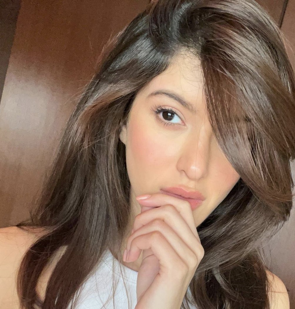 GraziaIndia's tweet photo. #ShanayaKapoor gaining ground with her weekend #flushedcheeks look! https://t.co/ShAmD3jhXn