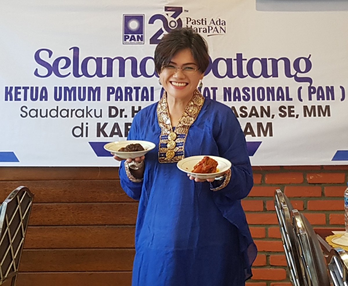 inge_inkiriwang's tweet photo. Belajar Manantiang Piriang, seni menghidangkan makanan di Rumah Makan Padang #urangminang https://t.co/rhcpIQRkX7