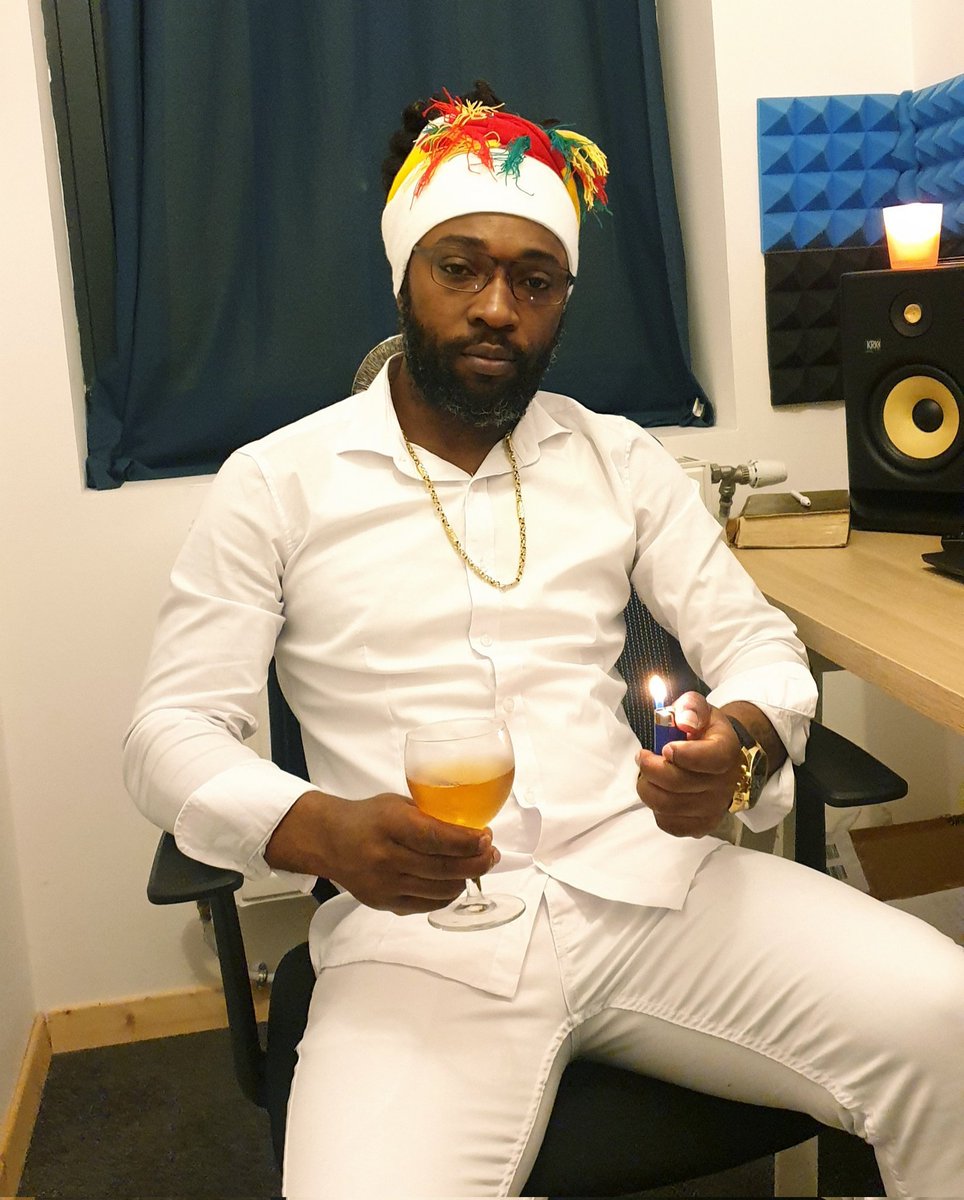 bongoImmanuel94's tweet photo. Happy New Year✅Family Fans and Friends
Do everything what can make you feeling happy✅
Stay positive and be yourself
----------------------------------------
New Album link👇👇◀️🎶🎶🎶
https://t.co/nBGwYpZypP

#bongo #bongomusic #reggaemusic 
#Immanuel https://t.co/fkCraciecT