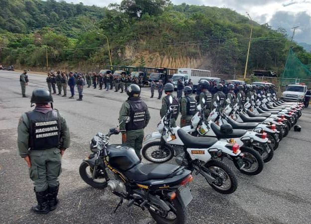 GNB_tachira's tweet photo. #23Mar Desplegados para garantizar la Integridad y la Seguridad de la Patria en todo el Territorio Nacional.

#VenezuelaTierraFértil #PuebloInvencible #FANB 
#GNB Tachira 
.@GnbGaranteDePaz
.@CeballosIchaso1
 https://t.co/Vtos5LffnT