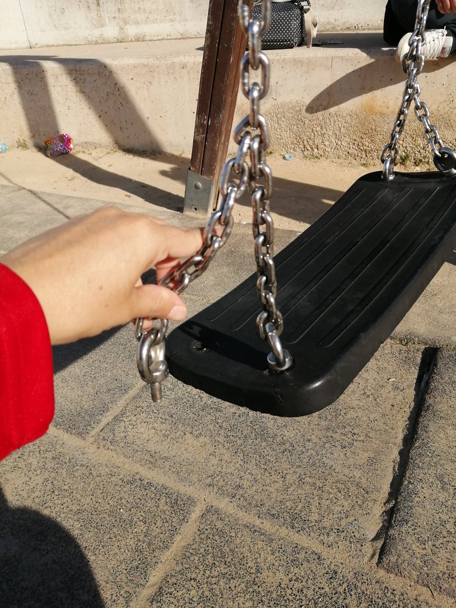 IngridPitinglis's tweet photo. Parque abandonado al lado de la comisaría de La Alberca. Losas de caucho rotas, columpio roto, ni una papelera en todo el parque (antes si la había) , el riesgo genera todos los días un charco en el parque. Van a hacer algo al respecto @MurciaPolicia? Gracias https://t.co/uzw4zrlLqR
