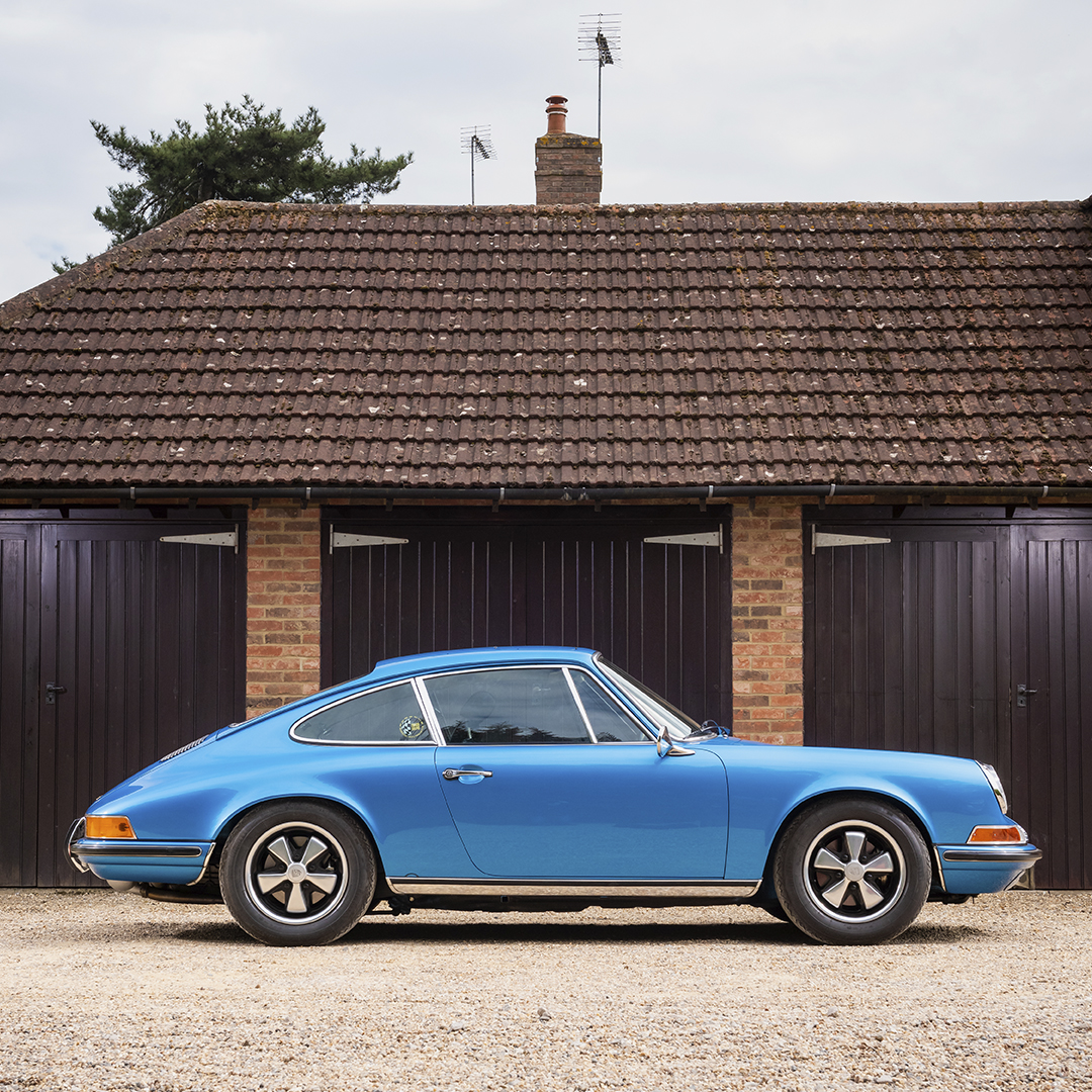 DanFurr's tweet photo. I fell in love with this restored #Porsche911 S the moment I saw it. The car's owner, Quick Vic Cohen, bought the blue beauty as a rolling shell and boxes of accompanying parts in 2012, partnering with Steve Winter at JAZ to restore the 2.2-litre gem with choice modifications. https://t.co/kOmrRy4ayA