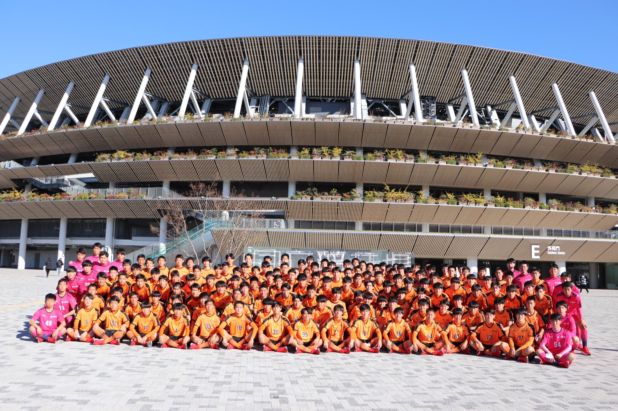 高川学園サッカー部 新年あけましておめでとうございます 今年も高川学園サッカー部をよろしくお願い致します さて 本日行われた 第100回全国高校サッカー選手権大会 3回戦は 仙台育英と対戦し アディショナルタイムにゴールを奪って 新年最初の