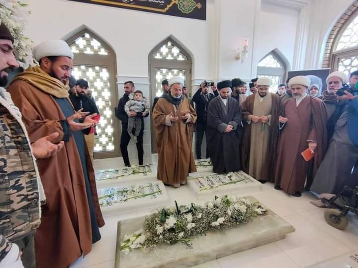🔴وفد من مكتب ابونا السيد السيستاني  يتزعمُه حفيد السيد السيستاني يزور قبر الشهــيد #ابو_مهدي_المهندس في ذكرى استشـهاده واخيه قاسم .