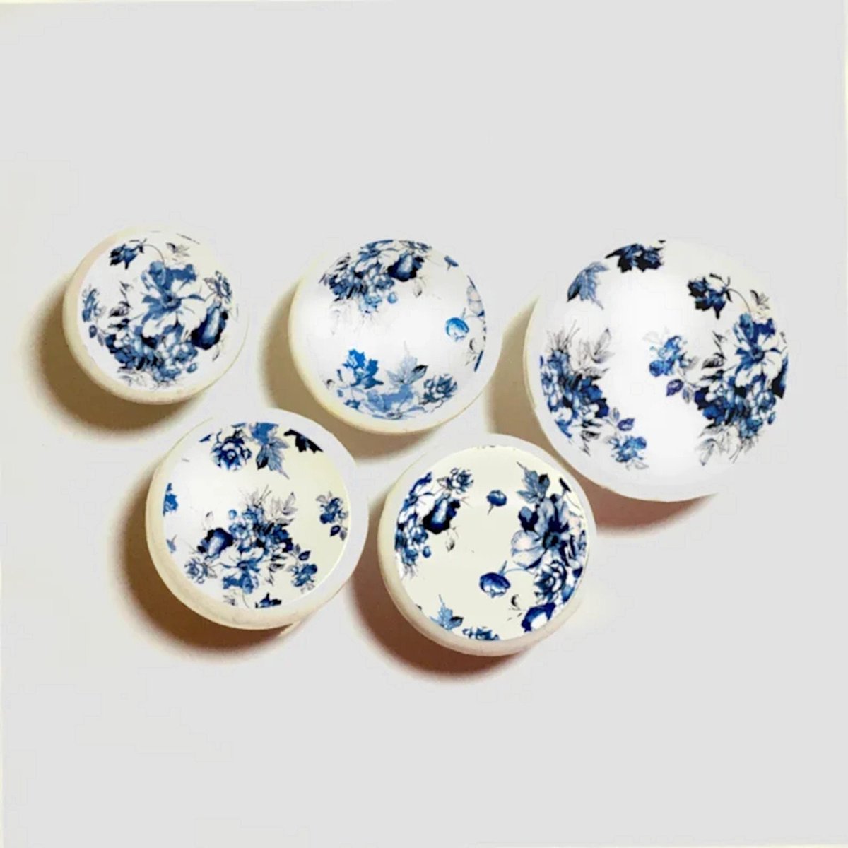 ruralgals's tweet image. Smart Buys! Blue &amp;amp; White Decorative Knobs for Kitchen Bath or Bedroom, Vintage Design Floral Knobs, Knobs for Dressers, Kitchen Cabinet Knobs and Pulls starting from $19.96 at etsy.com/listing/986175… See more. 🤓 #DecorativeKnobs #CustomKnobs