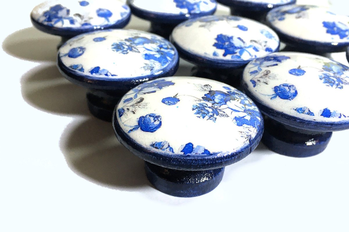 ruralgals's tweet image. Smart Buys! Blue &amp;amp; White Decorative Knobs for Kitchen Bath or Bedroom, Vintage Design Floral Knobs, Knobs for Dressers, Kitchen Cabinet Knobs and Pulls starting from $19.96 at etsy.com/listing/986175… See more. 🤓 #DecorativeKnobs #CustomKnobs