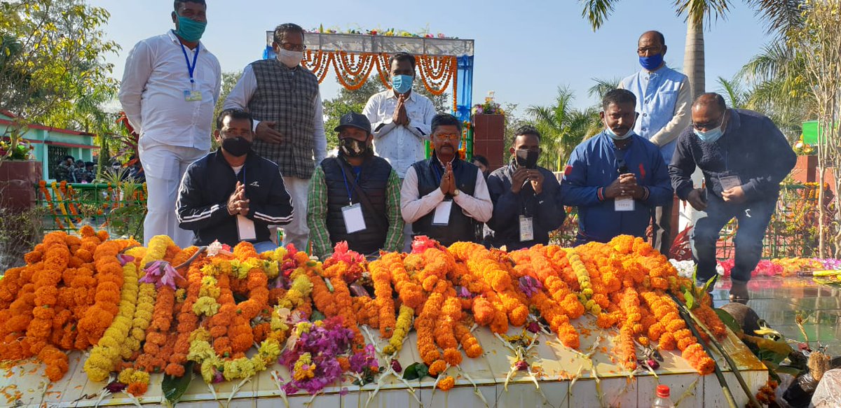 TPCSaraikela's tweet photo. द प्रेस क्लब ऑफ सरायकेला- खरसावां के सदस्यों ने खरसावां गोलीकांड के शहीदों को श्रद्धांजलि दी @DCseraikella @HemantSorenJMM @JharkhandCMO https://t.co/isyuvRYj6y