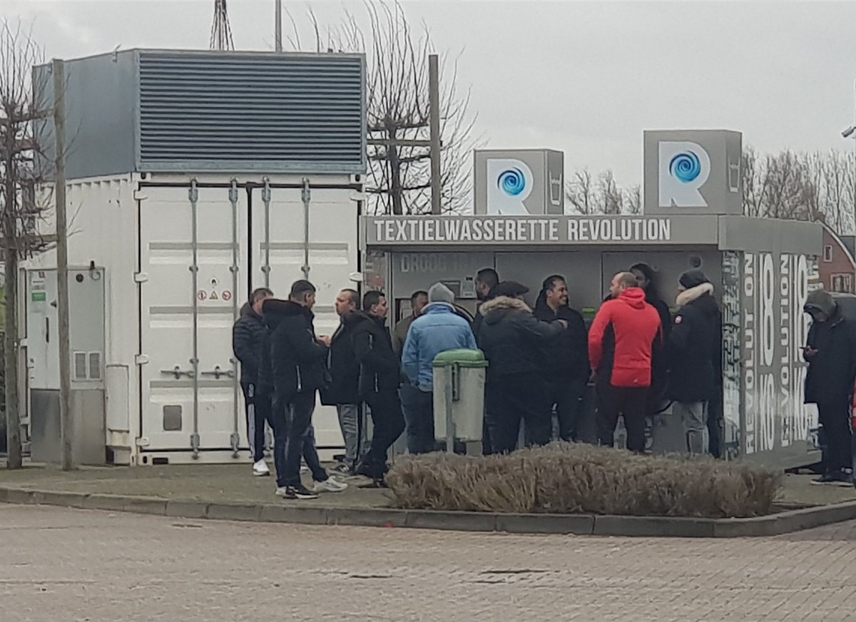 wegenwacht9007's tweet photo. Ik vind het zo mooi om te zien dat er #mannen zijn die hun #vrouwen / #moeders ook dit jaar weer ontzien door in weer en wind bij het #pompstation zelf hun kleding te gaan staan wassen. https://t.co/Uh7y75BWyx