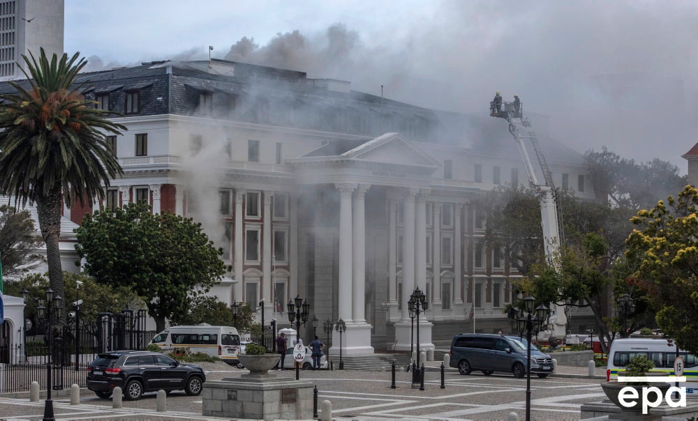 EPA_Images's tweet photo. Smoke billows from a building at the South African Parliament precinct in Cape Town, South Africa, 02 January 2022. No casualties were reported and the cause of the blaze was not yet known.
 
📸 epa 
 
#southafrica #capetwon #fire #epaimages #epaphotos https://t.co/iBQKktDPaf