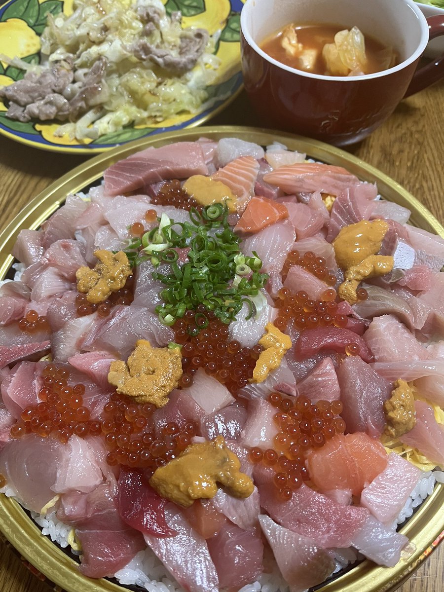DJ_Acali's tweet photo. 5日前に日本帰ってきて5kg太ったってtweetしたけど、正月を日本で過ごしたせいで更に2.5kg増えた
今年の目標は「これ以上太らないこと」つまり体型維持です。多分その辺のモデルと同じ目標です。 https://t.co/RH0zDqUD1j