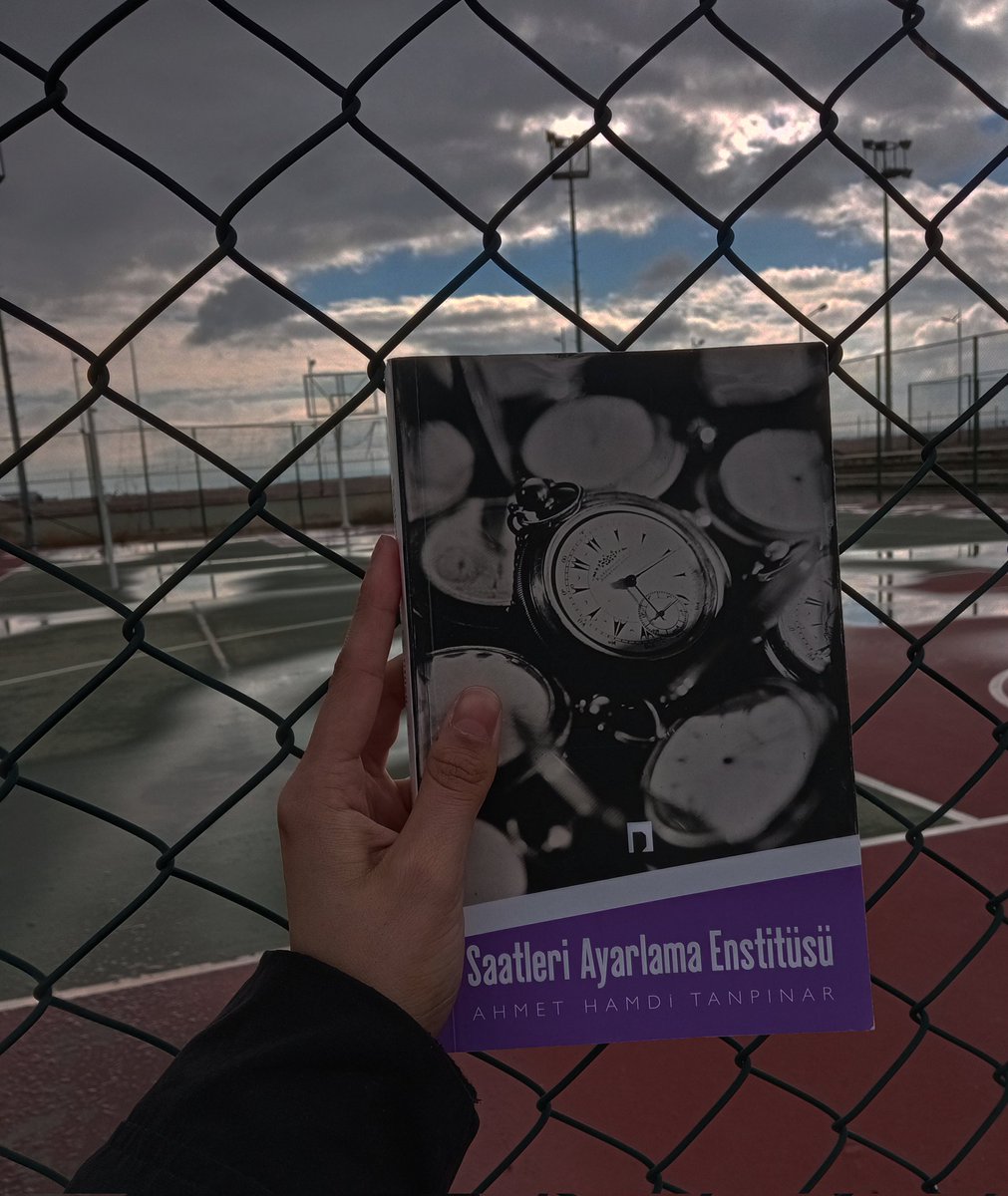 Merhaba, küçük bir aradan sonra yeniden okumalarımıza devam etmekteyiz. Yönetim kurulumuzla Kasım ayında okuduğumuz Ahmet Hamdi Tanpınar'ın Saatleri Ayarlama Enstitüsü kitabının kritiğini de geçtiğimiz günlerde gerçekleştirmiş bulunmaktayız.