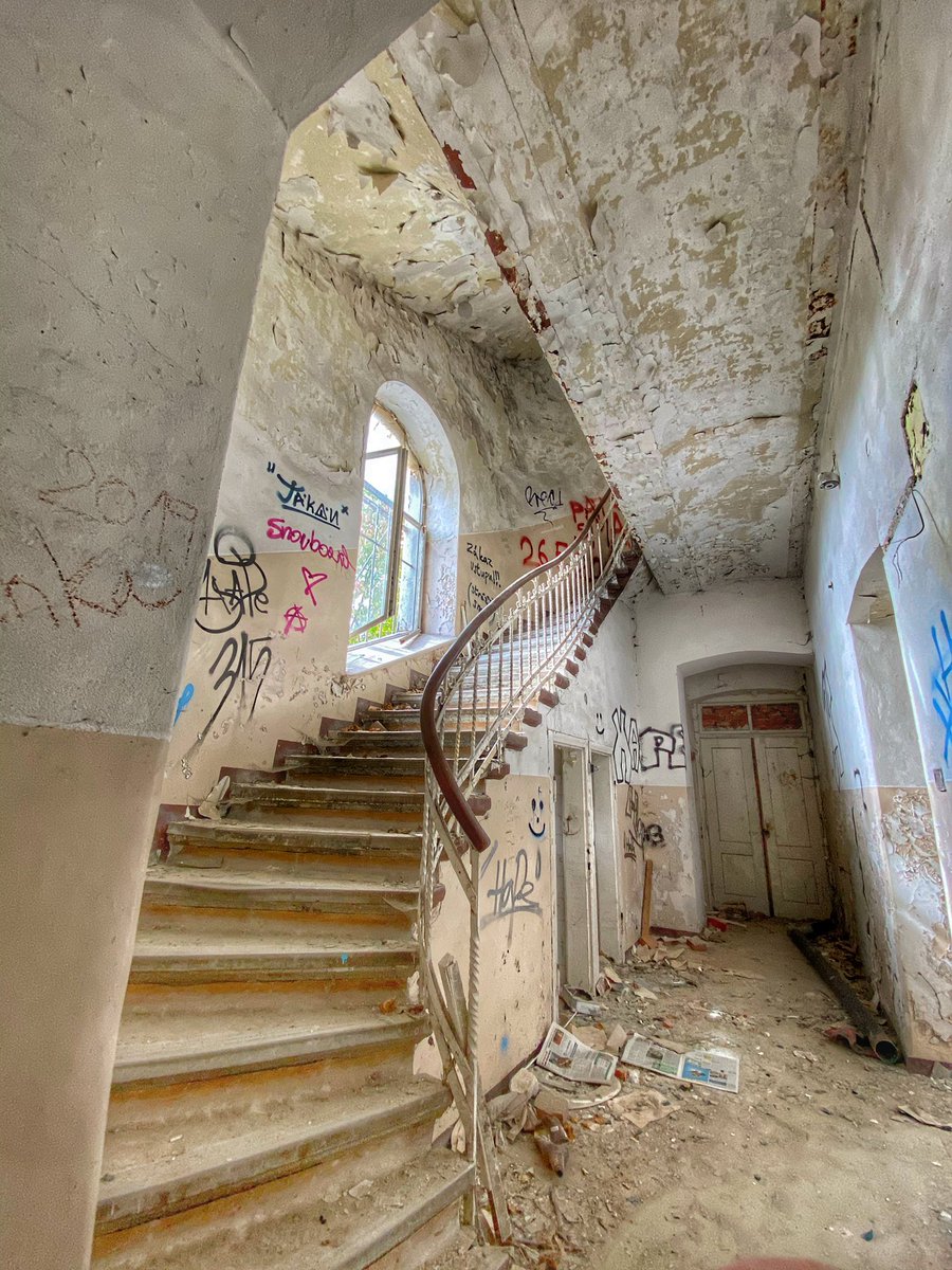 TheCinematicSam's tweet photo. Abandoned Psychiatric Hospital, where people left over night. Vibe inside felt like someone was watching you all the time, everywhere you go.. #urbex #urban #abandoned #hospital #psychiatric #urbanexploring #lost #SundayThoughts #building #hdr #abandonedhouse #abandonedplaces https://t.co/MjyTnjwKAl