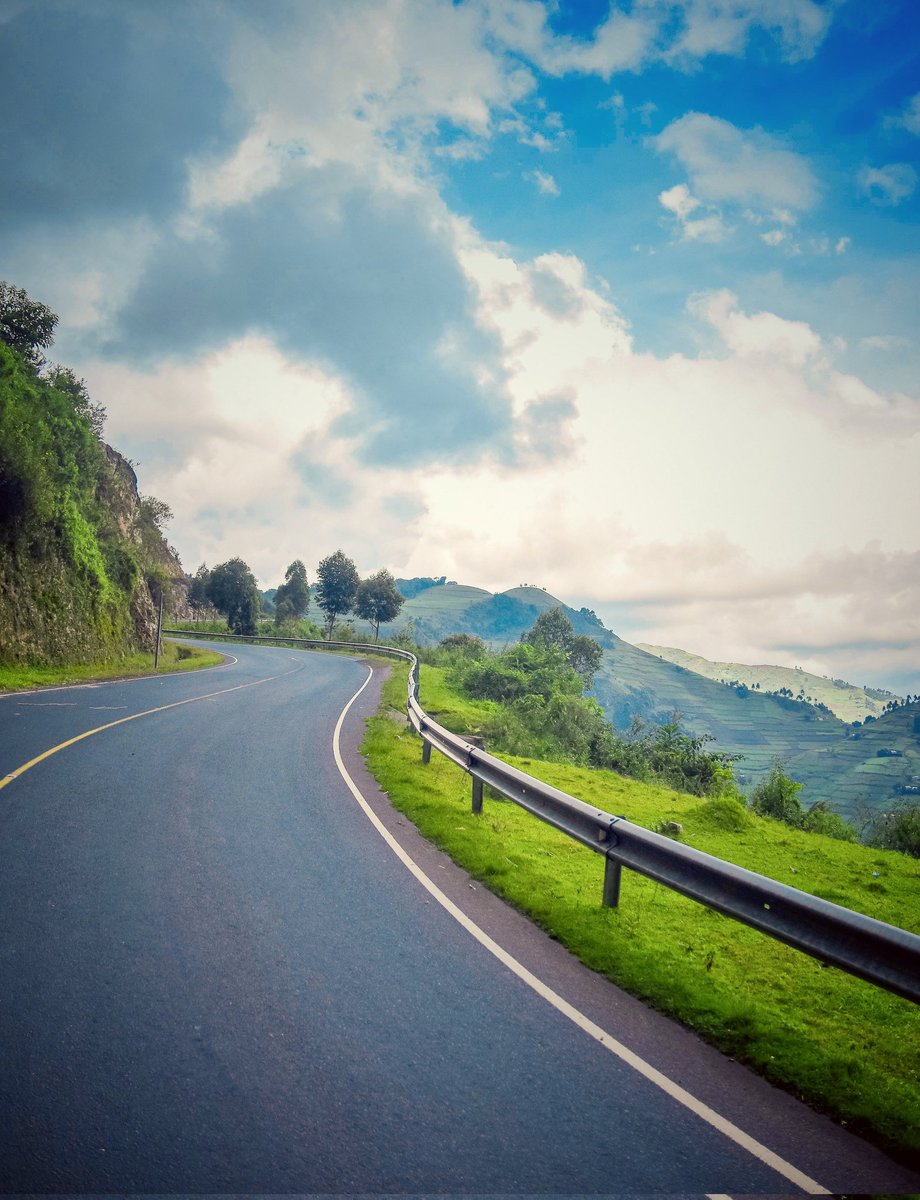 JacobSsenyonga's tweet photo. On a drive that 2022 should not be like it's recent predecessors that only passed us by and led to lots of unfilled desires and dreams. This year has to be different starting with our own habits! 
#Snapshawt #liveunscripted
#Travel #lifestyle https://t.co/ObCYszKiOb