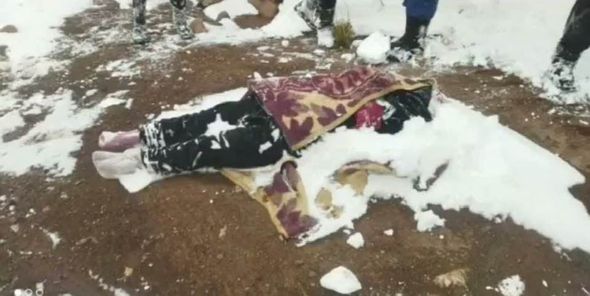 ah_jabbouri's tweet photo. An Afghan woman in Iran, while trying to enter Turkey with her two children, succumbed to the freezing cold and died. It was seen that the feet of the mother were wrapped in plastic bags and the hands of the surviving children were dressed in the mother's socks. https://t.co/CozuOlclhd