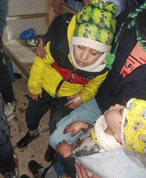 ah_jabbouri's tweet photo. An Afghan woman in Iran, while trying to enter Turkey with her two children, succumbed to the freezing cold and died. It was seen that the feet of the mother were wrapped in plastic bags and the hands of the surviving children were dressed in the mother's socks. https://t.co/CozuOlclhd