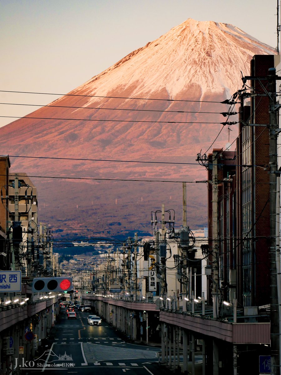 街の日が暮れてきても 富士山だけはまだ明るい🗻 地元 富士の日常の景色🍵🍊