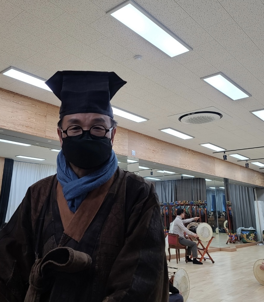 k_sunbee's tweet photo. 오늘 후배가 있는 밀양국악원에 방문한 후  돼지국밥집에서 사장님이 저를 알아보시고 사인을 요청하셔서 사인을 해드렸습니다.
요즘 자영업자 분들이 힘드신데, 잠깐이나마 기쁨이 되어 저도 기뻤습니다. 

#케이선비 #청가 #고홍선 #일상 #NFT #NFTs #Artist https://t.co/zY7xlcror1