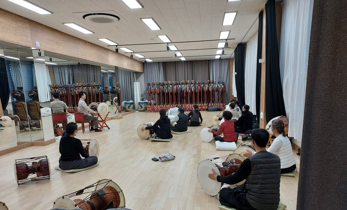 k_sunbee's tweet photo. 오늘 후배가 있는 밀양국악원에 방문한 후  돼지국밥집에서 사장님이 저를 알아보시고 사인을 요청하셔서 사인을 해드렸습니다.
요즘 자영업자 분들이 힘드신데, 잠깐이나마 기쁨이 되어 저도 기뻤습니다. 

#케이선비 #청가 #고홍선 #일상 #NFT #NFTs #Artist https://t.co/zY7xlcror1
