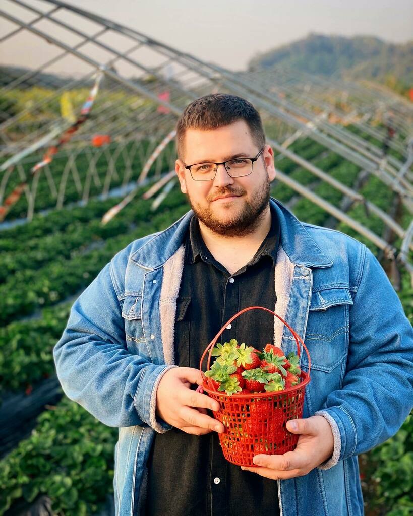 eugenezubrev's tweet photo. It’s strawberries season!🍓 https://t.co/QHXdg1flrb https://t.co/pjhpN7ipRB