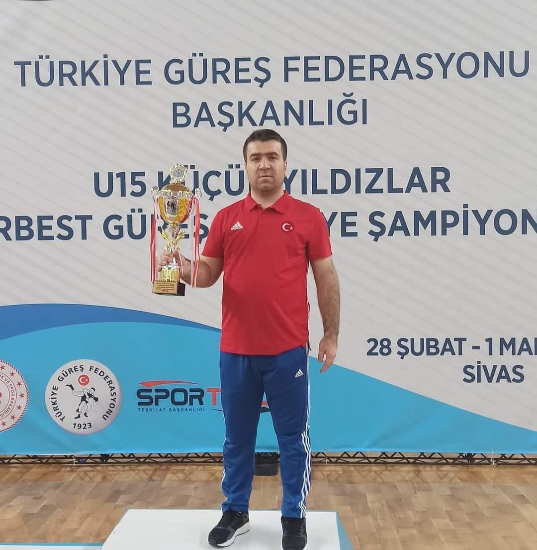 Çorum'da düzenlenecek olan turnuvaya katılmak üzere yolan çıkan TPAO Petrolspor Güreş takımımız maalesef hepimizi yasa boğarak elim bir kaza geçirmiştir.

Kazada hayatını kaybeden İbrahim Halil Kay hocamıza Cenab-ı Allah'tan rahmet, yaralı sporcularımıza acil şifalar diliyorum.