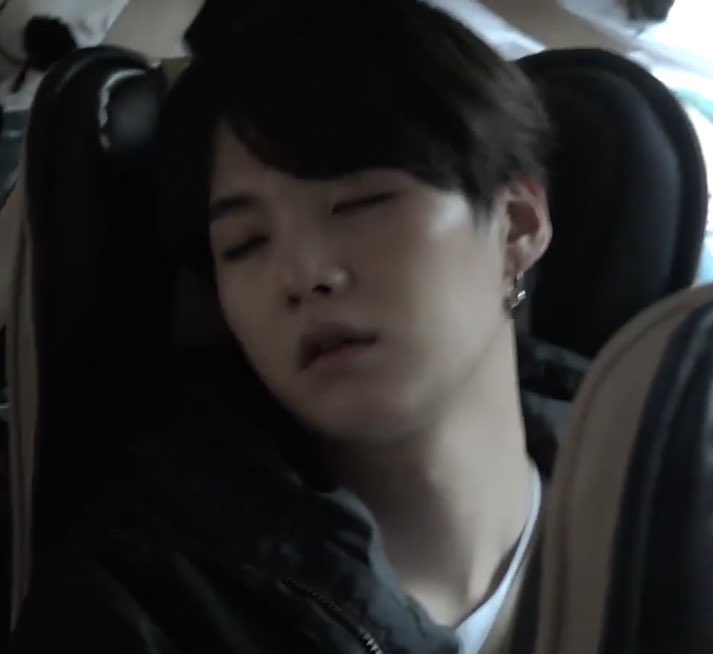 HaeNeul_7's tweet photo. 윤기 가짜잠                                윤기  진짜잠
😑😑                                             😴😴 https://t.co/Fk7ARgXMHL