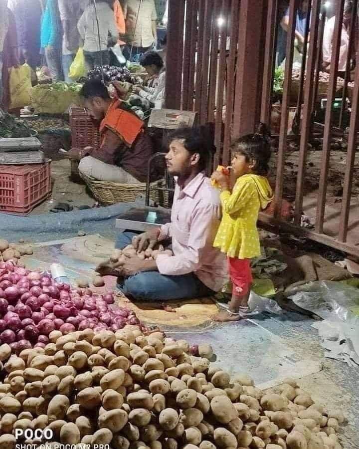 PKhandelwal_MP's tweet photo. यह भी देश का एक व्यापारी है।फ़र्क़ सिर्फ़ इतना है की इसे बाज़ार खुद सामान बेचने आना पड़ता है जबकि #ecommerce कम्पनियाँ छल करते हुए बाज़ार पर क़ब्ज़ा कर रही हैंI  नियम टूट रहे-सबकी आँखें बंद? ऐसा आख़िर क्यों ? ज़रा सोचिए तो सही ? @Suhelseth @AimraIndia @yogrishiramdev @PMOIndia https://t.co/xIiO7PanqX