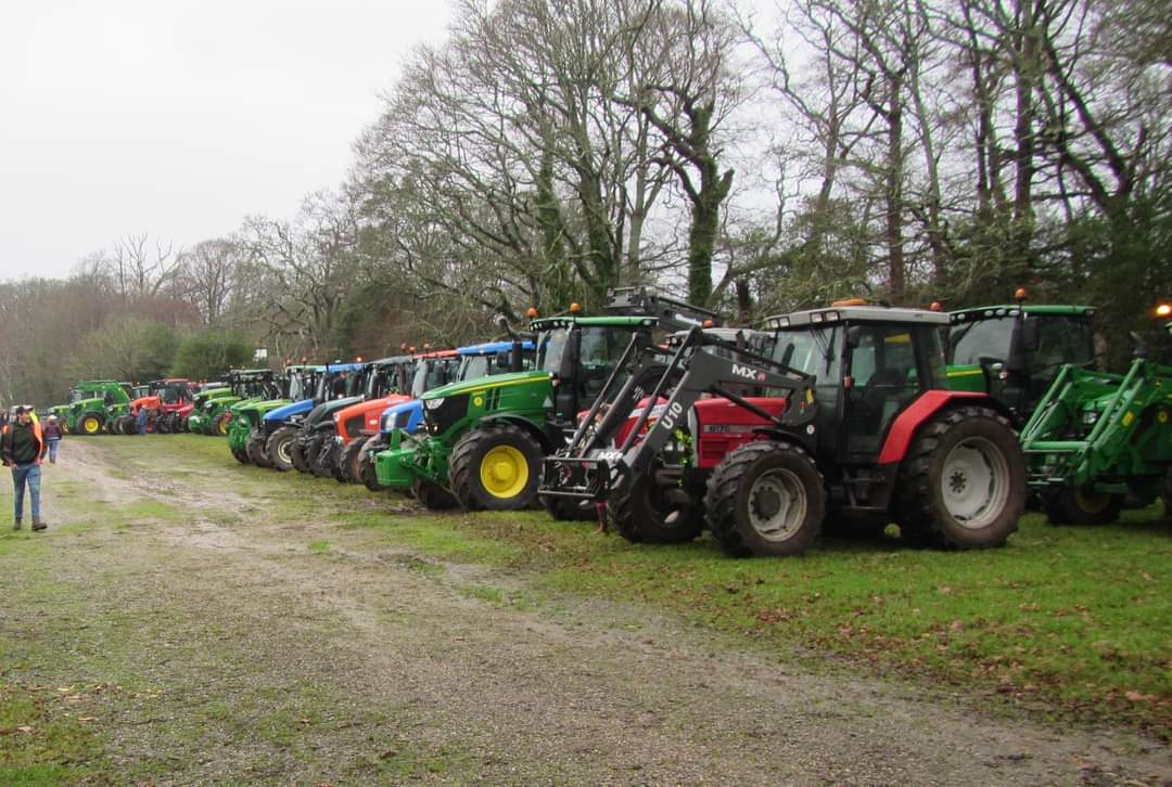 BrockYFC's tweet photo. Also a big thank you to everyone that braved the dreary weather to take part, cheer us on and another big thank you to everyone's patience that got stuck behind us. Your support means everything to us 
#yfcdoitbest #newforest #youngfarmers #brockenhurstyfc #countrylife #farming https://t.co/UQp0Ktmp9H
