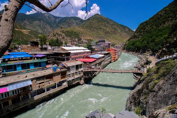 shlhr_organic's tweet photo. #PakSafeForTourism
When you finally reached the pinnacle, you’ll be rewarded with a panorama of one of the most vast and beautiful villages I’ve ever seen – along with sweeping views of the valley below. Boyun is an easy day trip from Kalam.
@shlhr_organic https://t.co/HJSQTdg6ni