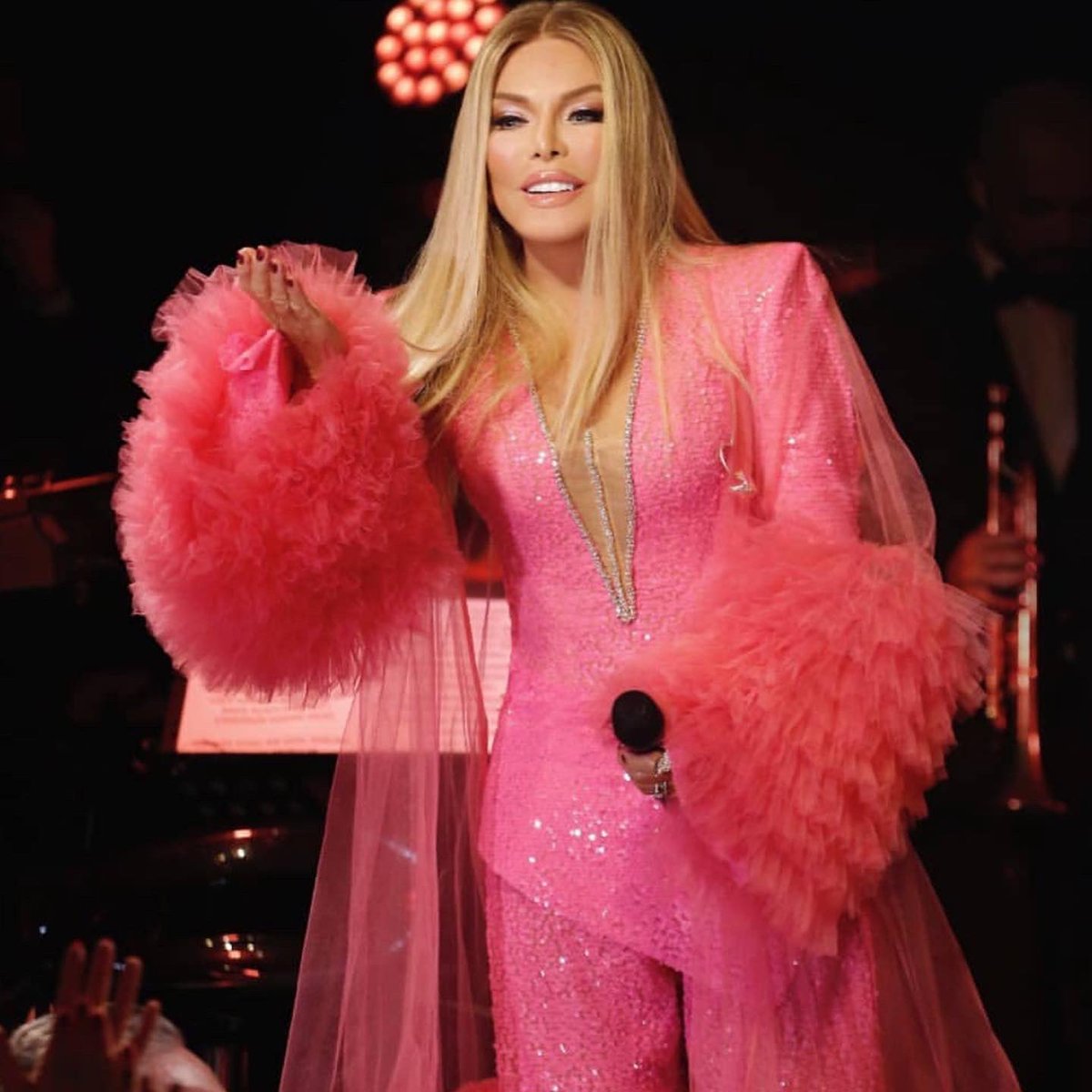 CapaMagMagazine's tweet image. Ajda Pekkan’dan yeni yıla yeni tarz…