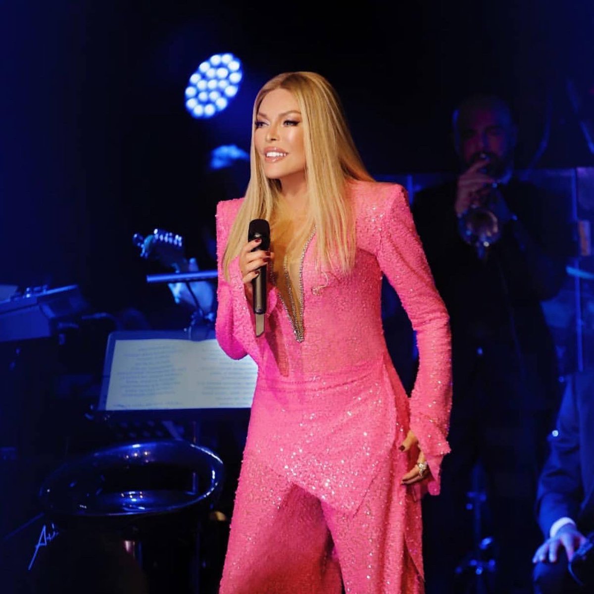 CapaMagMagazine's tweet image. Ajda Pekkan’dan yeni yıla yeni tarz…