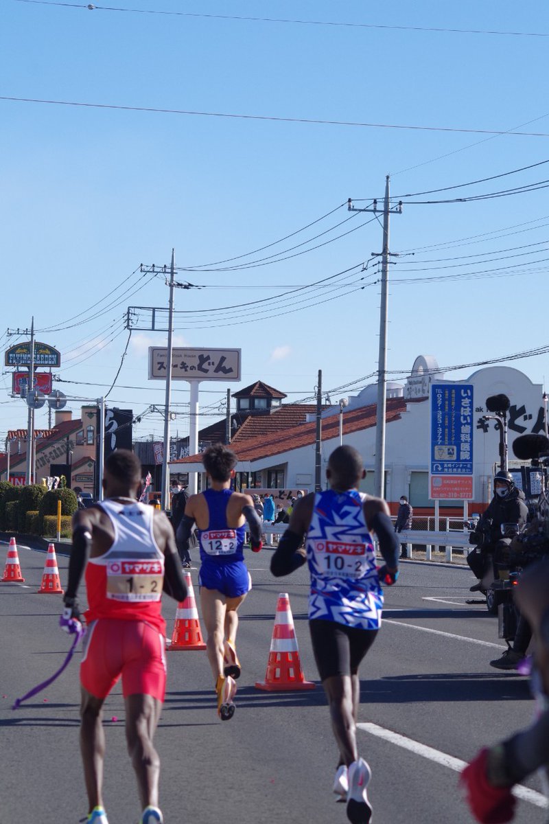endomamachan's tweet photo. NY駅伝2区
日本人最高タイム☺
ジュニアはトップが来るまでここで暖をとってました👦(電話ボックス) https://t.co/cxD6J1LVMF