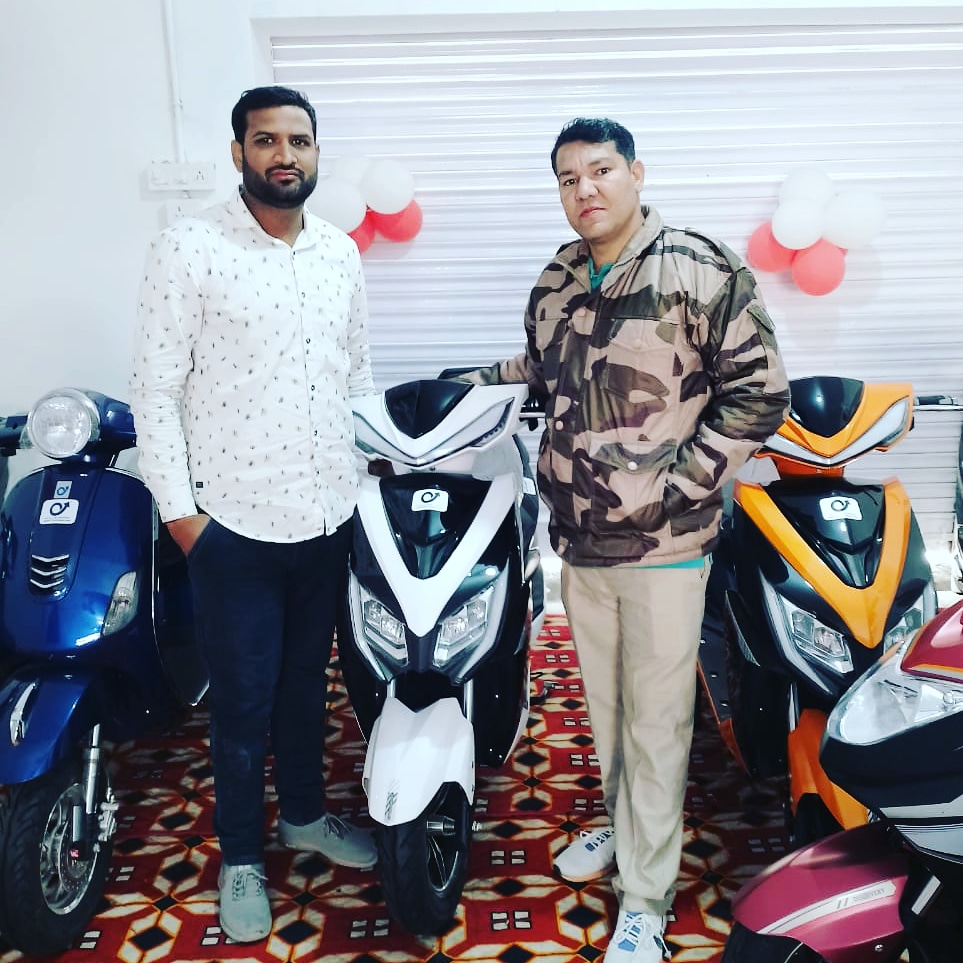 GuliaSarv's tweet photo. आज लाडले भाई सुमित पाटौदा को Electric Scooty का शोरूम ( हेली��ंडी )करने पर बहुत बहुत बधाई व शुभकामनाएं दी  💐💐💐💐💐💐
इलेक्ट्रिक स्कूटी लेने के लिए SK Enterprises
से संपर्क करें -8708148220

सुमित पाटौदा
सुनील कुमार https://t.co/Cf88sUy7Lt