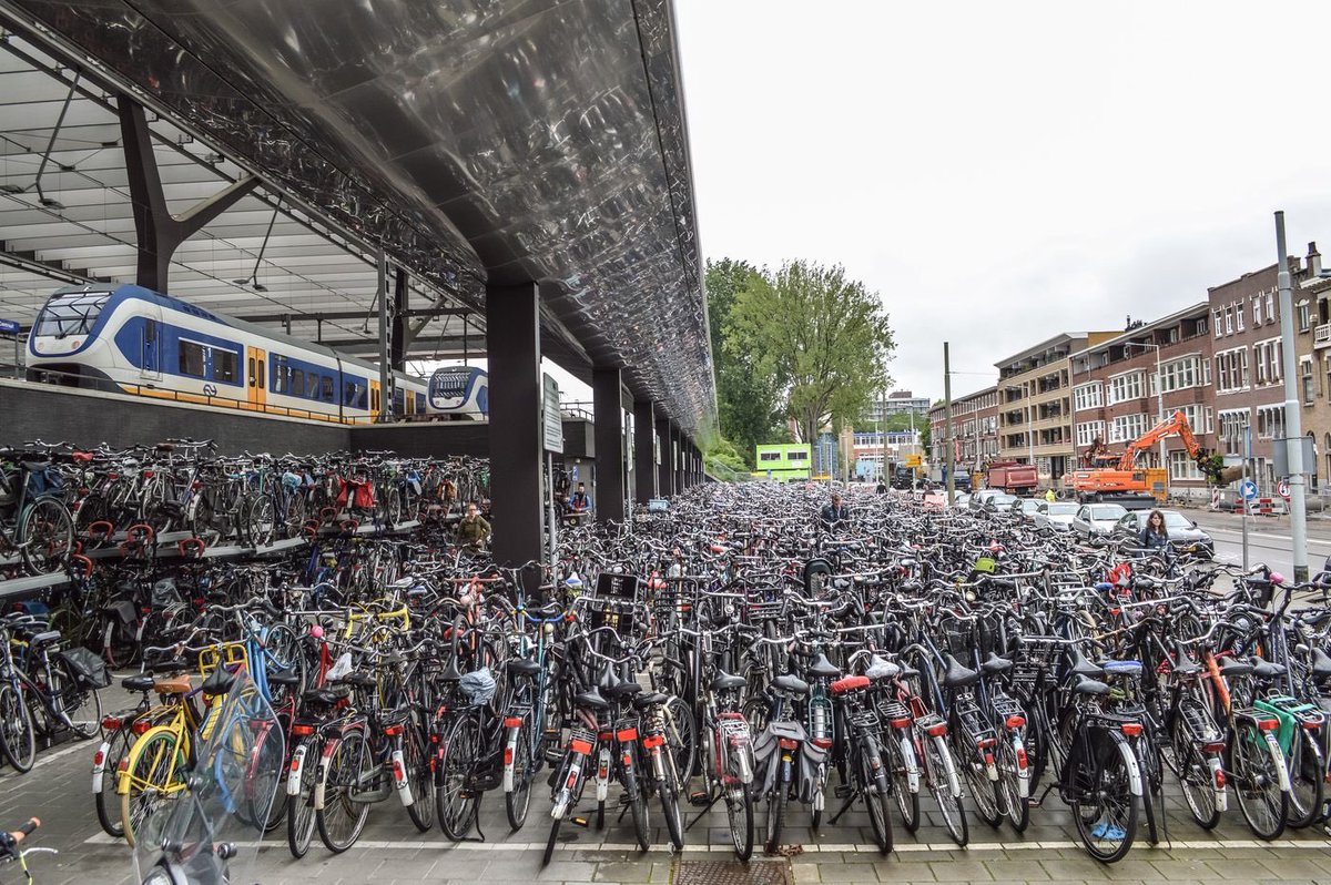 BrentToderian's tweet photo. โThrough design, the Dutch have made the cycle track a priority โ visually & physically. The cars know that they are to look out for bikes. They are treated almost as guests in the city, which is a complete 180 from how we function here in North America.โ https://t.co/CnpJA9q5b4 https://t.co/5lpPqQgXD8