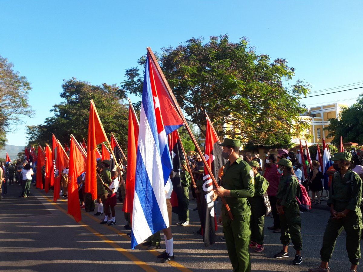 Anita64244473's tweet photo. Protagonizan pioneros y jóvenes en Santiago de Cuba, la salida de la Caravana  de la Libertad   al frente de Fidel un hecho inolvidable en nuestra historia aquel 2 de enero de 1959, #TenemosMemoria, #CubaViveEnSuHistoria, #SomosContinuidad, @dpestgo, @CubaMine, #CubaViveYRenace https://t.co/XLBBz4HERA