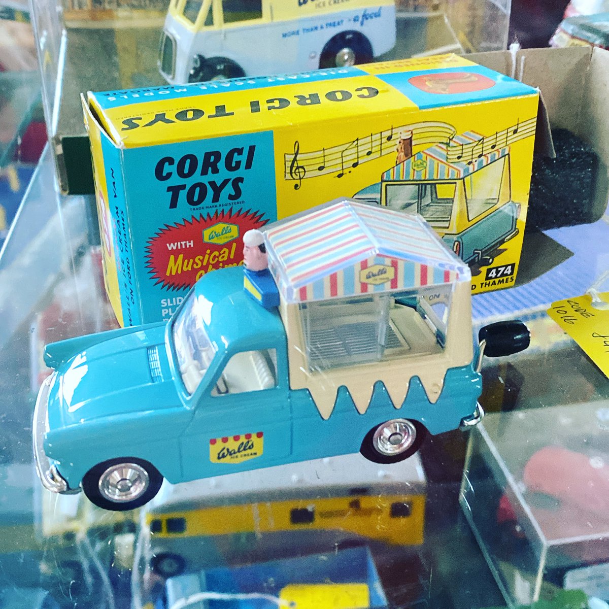 astraantiques's tweet photo. Ice cream anyone! #corgi #corgiicecreamvan #vintagetoys #oldtoys #boxedcars #astraantiquescentre #hemswell #lincolnshire https://t.co/uliu8rMTV3