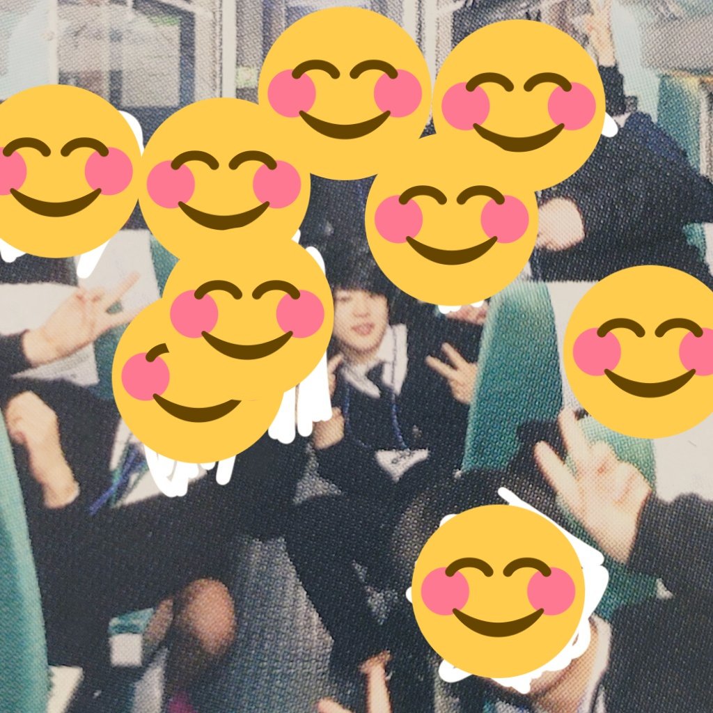 simminjoo0627's tweet photo. 예고시절때 찍었던 졸업앨범에 지민이 수학여행갔을때 기차에서 친구들이랑 사진찍었던걸 찾았는데 지금 그대로구만💜 https://t.co/xjbCiX6p5I