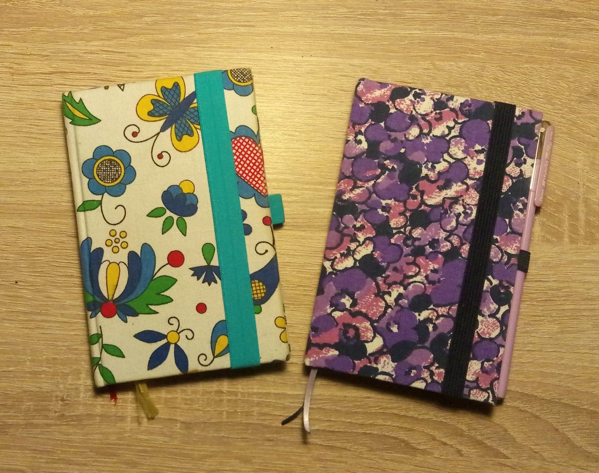 Einen frohen neuen Kalender euch allen! Mögen es viele schöne Termine und spontane Ereignisse dieses Jahr werden 💝
Hier die Staffelübergabe von 2021 (l.) an 2022 (r.) von M. Natürlich aus der Eigenproduktion für intensive Produkttestung 😜