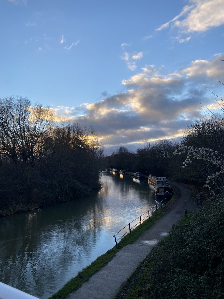 Emma_Lewis79's tweet photo. 10km early Sunday run with the gang under beautiful skies, followed by killer circuit at HIITBEAT Studio #FindYourActive #LeaValley #Running #ActiveWorld https://t.co/chfU08gPas