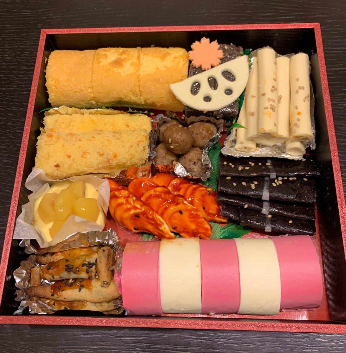 3443wave's tweet image. スイパラのおせちモドキ食べた
めっちゃ甘い