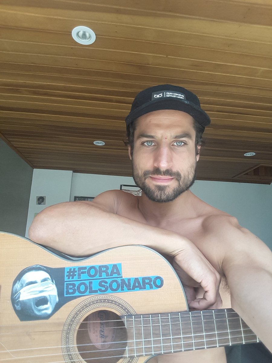 diogobusse's tweet photo. Descolei um adesivo novo pro meu violão. Falta pouco. #2022 #Paz #Humanidade #Love #Life #IssoMudaoMundo #ForaBolsonaro https://t.co/dAebF92Roy