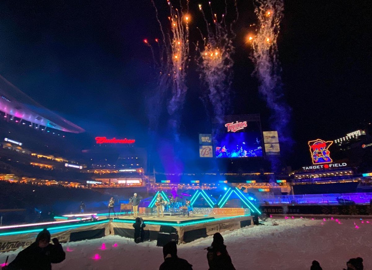 55Mello55's tweet photo. What an absolute BLAST last night!!! It was a dream come true to finally go to a Winter Classic in MN! Bummer the Wild lost but still a super fun game game to watch and one I’ll never forget (partially because of the cold 🥶 lol)! @mnwild #LetsGoWild #WinterClassic https://t.co/z9QnSzpN6s