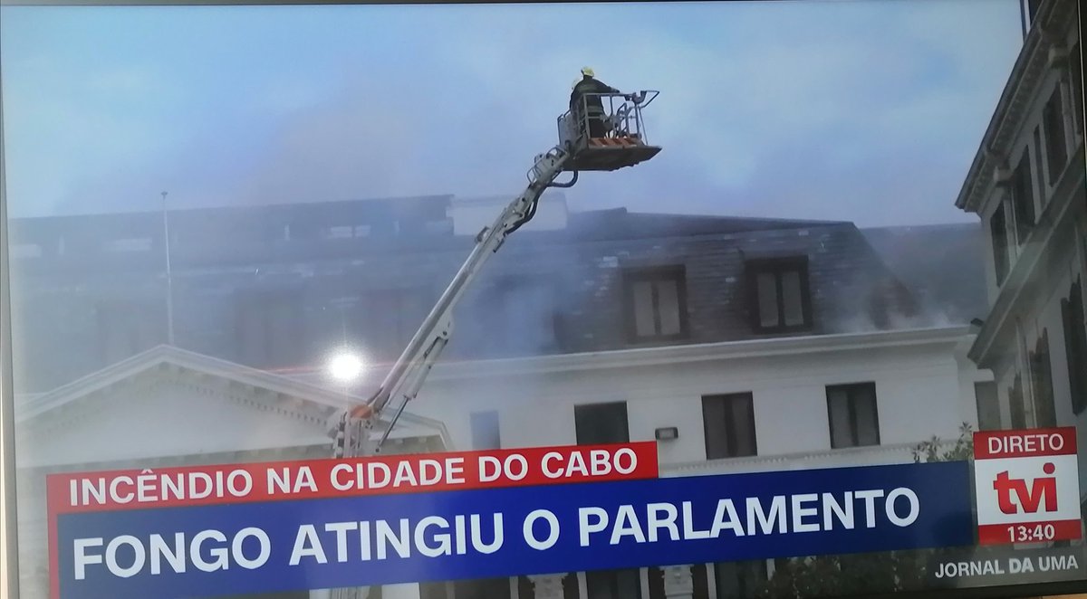 JoaquinaFilipa's tweet photo. 😂😂😂 O que é um fongo?
Alguém sabe?
Será um meteorito? Um pássaro?
Não é o super-homem 😜!
#tvi #fongo https://t.co/hYcRkaQDO3
