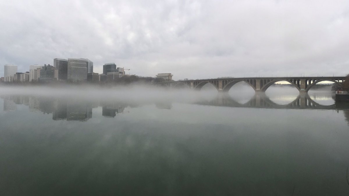 gustrow's tweet photo. Is Rosslyn migrating to the cloud? 😂 ⁦@capitalweather⁩ https://t.co/rCWExqryuP