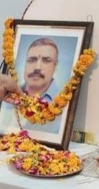 PoojaCongress's tweet image. शरीफ क्या बन गए,दुशमन शराफ़त ही बन गई,हुकूमत भी शर्मा गई,कत्ल सरे बाजार हो गई,खादी को भी वेश बदलकर आना पड़ा,रात के अँधेरे मे नजरें चुराना पड़ा,ज़ब जान प्यारी नहीं थी दुश्मन थे हजार,किसी ने नहीं किया शिकार,ज़ब जीने का शौक हुआ,किसी ने पीछे से वार कर दिया यार #justiceforpappudev