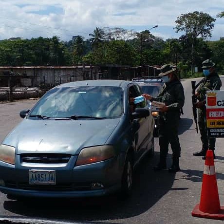 GNB_tachira's tweet photo. 📢La #GNB Tachira comprometida con la protección del pueblo se mantiene desplegada en labores de concientización sobre las medidas de Bioseguridad contra la COVID-19.
#23Mar #VenezuelaTierraFértil #PuebloInvencible #FANB 
.@GnbGaranteDePaz
.@GNB_Pueblo
 https://t.co/dxtueq8LMK
