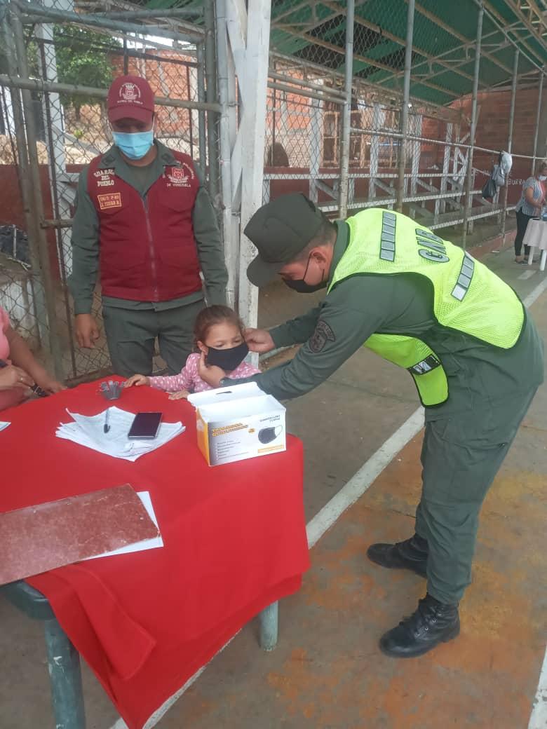 GNB_tachira's tweet photo. 📢La #GNB Tachira comprometida con la protección del pueblo se mantiene desplegada en labores de concientización sobre las medidas de Bioseguridad contra la COVID-19.
#23Mar #VenezuelaTierraFértil #PuebloInvencible #FANB 
.@GnbGaranteDePaz
.@GNB_Pueblo
 https://t.co/dxtueq8LMK