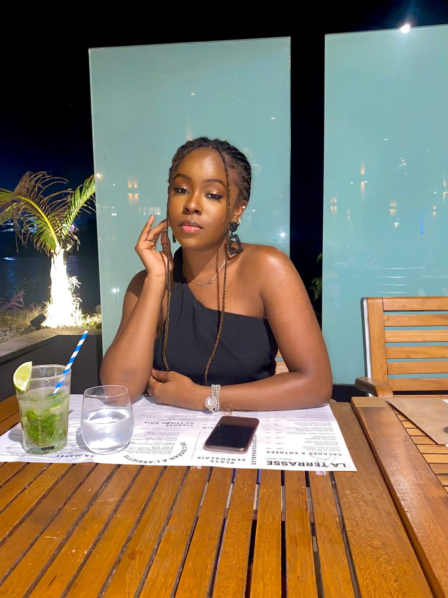 Yassmiineuh's tweet photo. Vous avez passé un bon réveillon ? 

Happy New Year 🥂 https://t.co/wuqBuHddgw